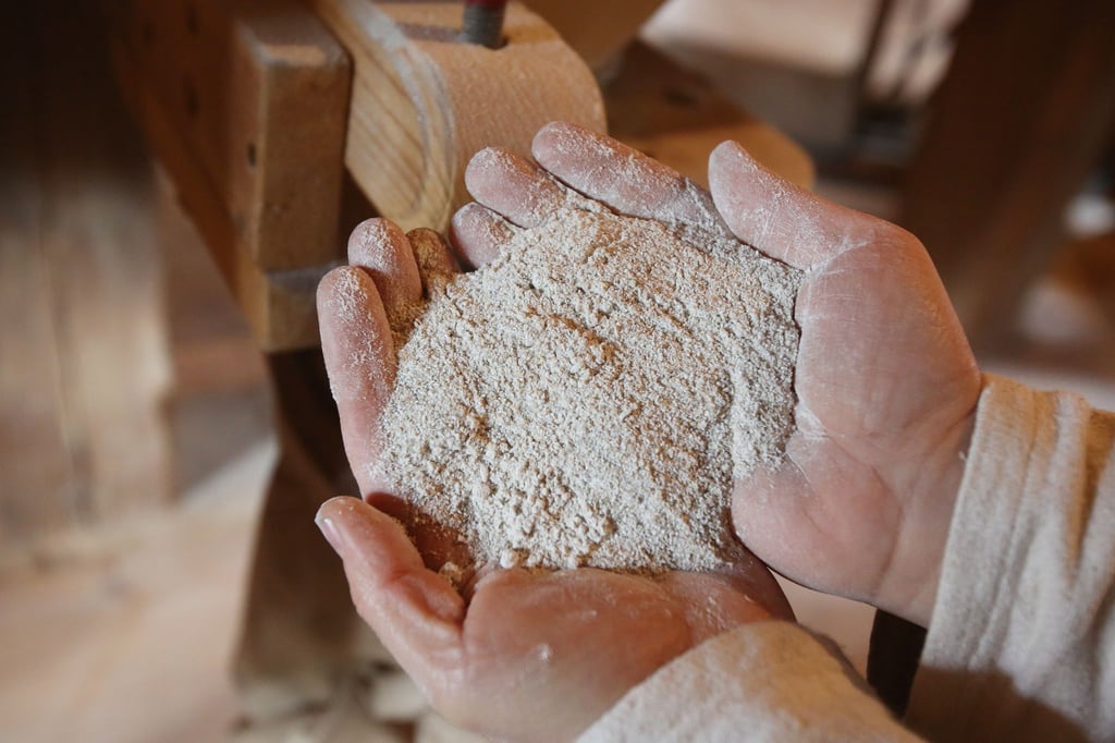 Vollkornmehl enthält mehr Mineralstoffe als Weizenmehl.