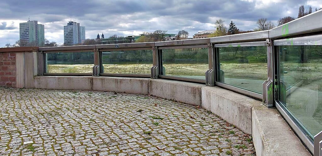 Für besseren An- und Durchblick: Nach gut einem Jahr sind die  zerstörten Scheiben des Elbbalkons in der Turmschanzenstraße  repariert worden. 