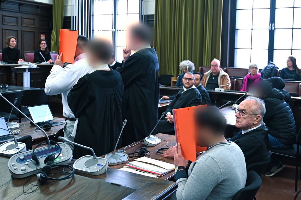 Die Verteidigung des jüngeren Angeklagten bestreitet eine Tötungsabsicht.