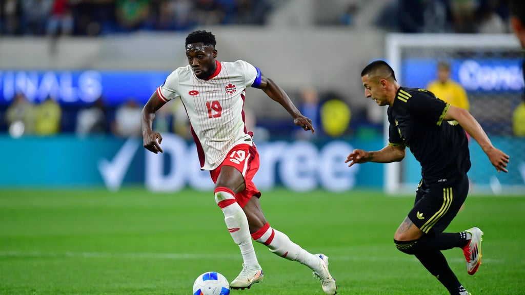 Alphonso Davies (l.) in einem Länderspiel für Kanada.