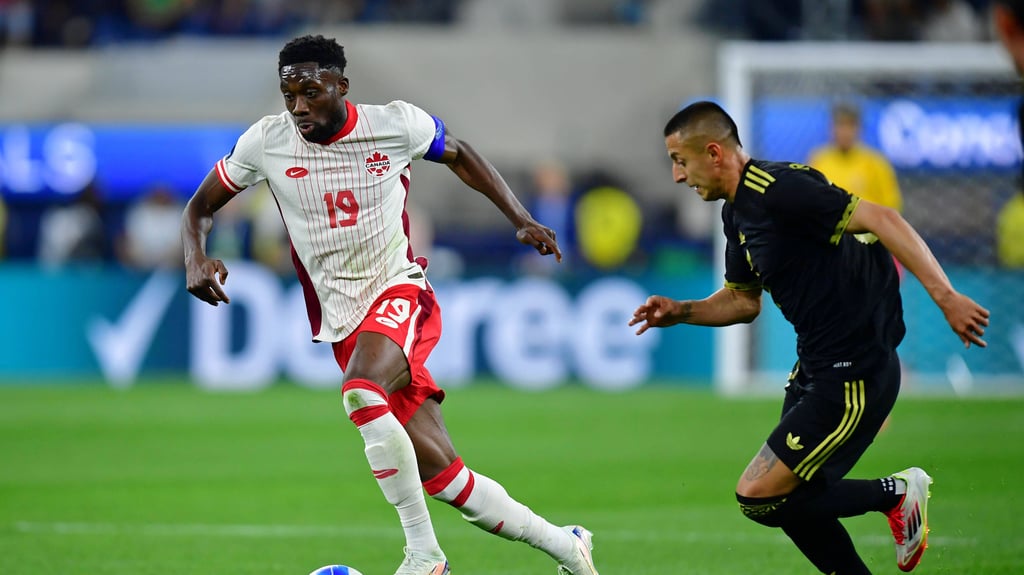 Alphonso Davies (l.) in einem Länderspiel für Kanada.