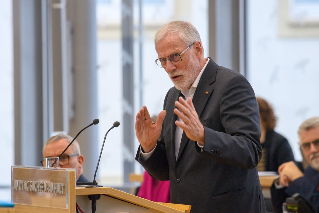 Staatsminister Rainer Robra (CDU) im Landtag von Sachsen-Anhalt.
