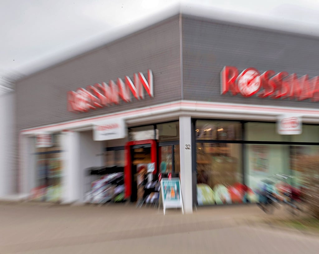 Im Drogeriemarkt in Naumburgs Rosa-Luxemburg-Straße geht ein Mann mit einer Kühltüte auf Beutezug. Er sackt merhmals verschiedene Parfüms ein. Wegen gewerbsmäßigen Diebstahls soll er für ein Jahr und neun Monate in Haft.