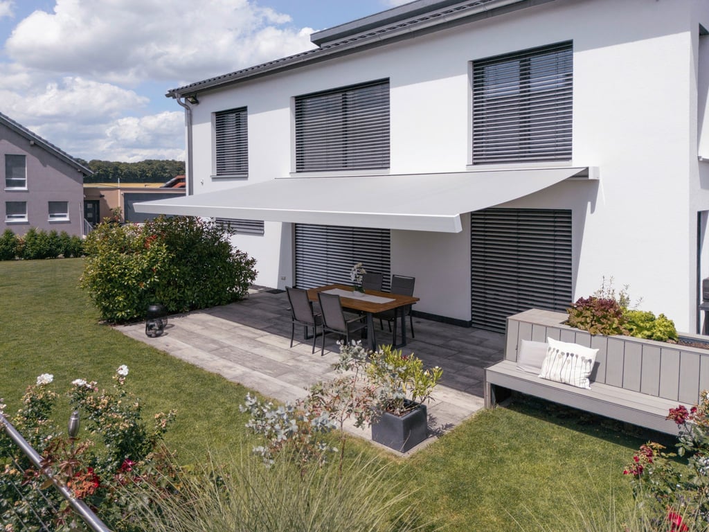 Außenjalousien: Wer vor dem Fenster einen Sonnenschutz anbringt, braucht drinnen oft keine Klimaanlage.