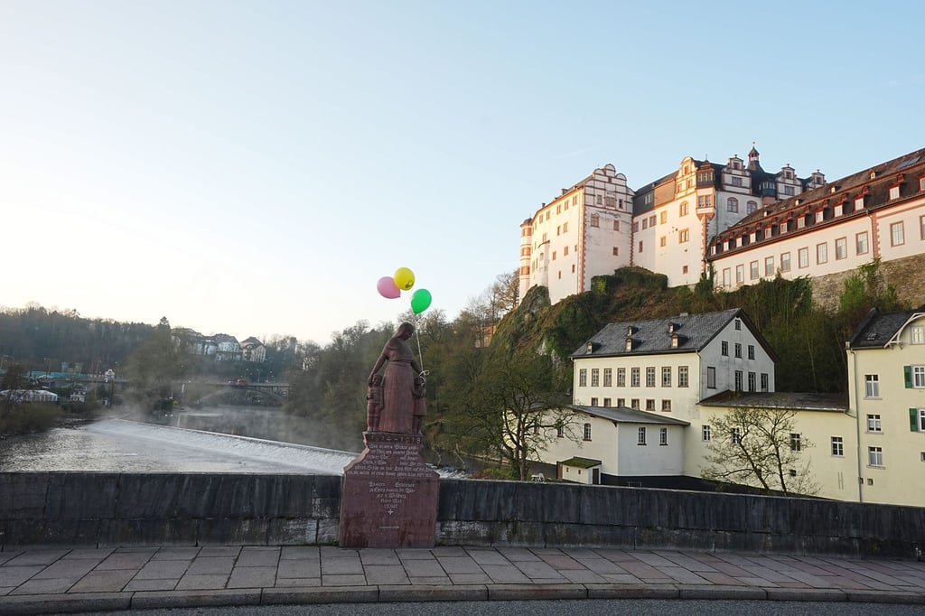 Ab vielen Orten der Stadt bewegen sich bunte Luftballons im Wind. Es wird gehofft, den sehr schreckhaften Jungen durch die bunten Reize aus einem möglichen Versteck locken zu können.