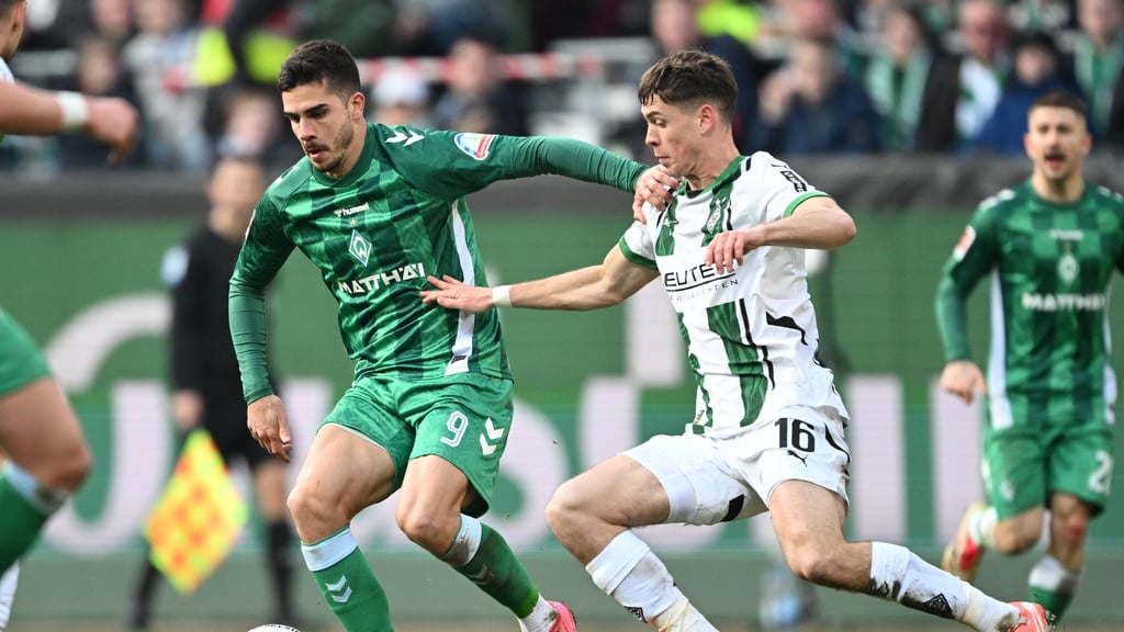 André Silva (l.) im Bundesliga-Spiel gegen Gladbach.