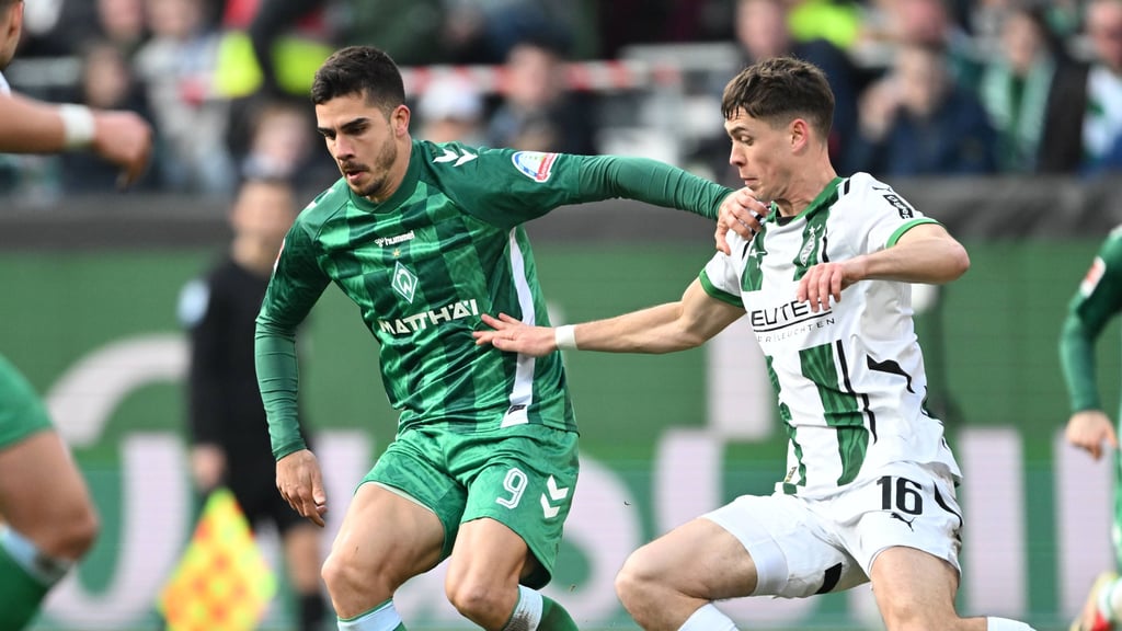 André Silva (l.) im Bundesliga-Spiel gegen Gladbach.