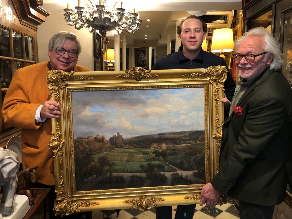 Friedrich Häusser, Henrik Häusser und Hubert Kampik (v. r. n. l.) freuen sich, ein ganz besonderes Gemälde des Quedlinburger Malers Wilhelm Steuerwaldt anbieten zu können.
