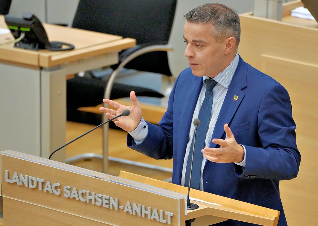 Der Bernburger CDU-Abgeordnete Stefan Ruland am Redepult im Landtag von Sachsen-Anhalt.