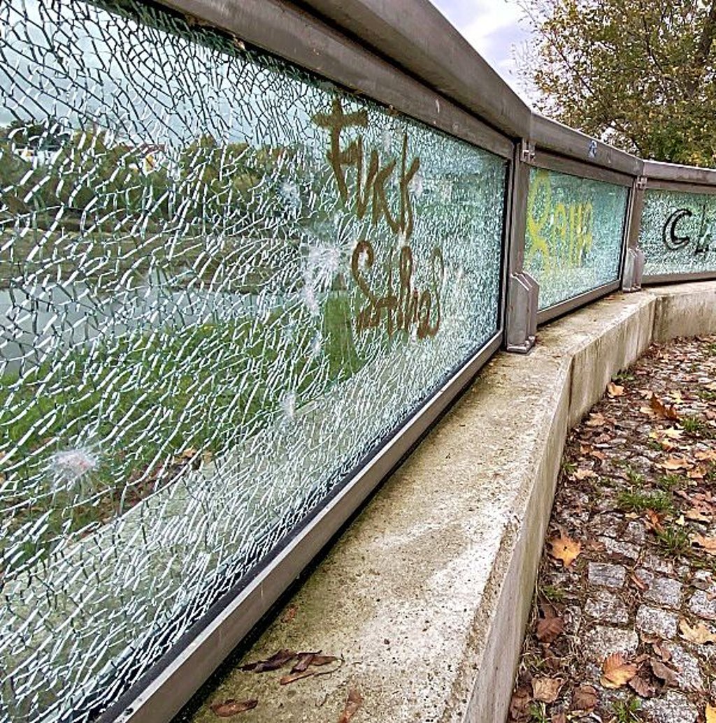 Bereits im Frühjahr 2024 war das Glas mit einem Stein zerstört worden.
