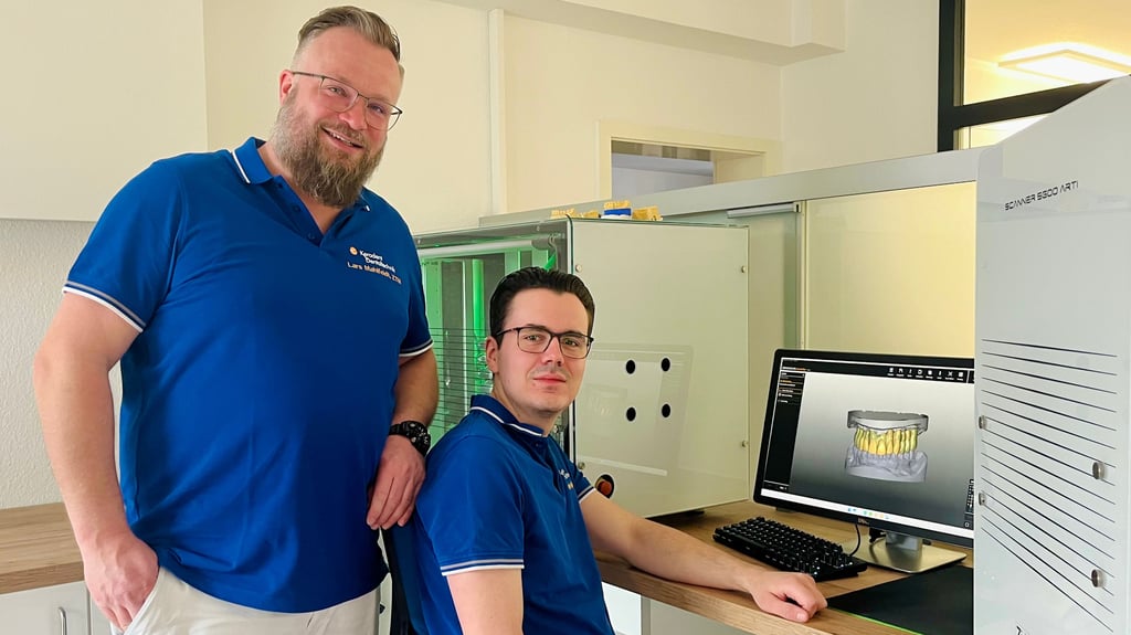 Benjamin Bollmann aus Wernigerode hat bei Lars Mahlfeldt (links) seine Ausbildung zum Zahntechniker gemacht und ist Kammersieger geworden.