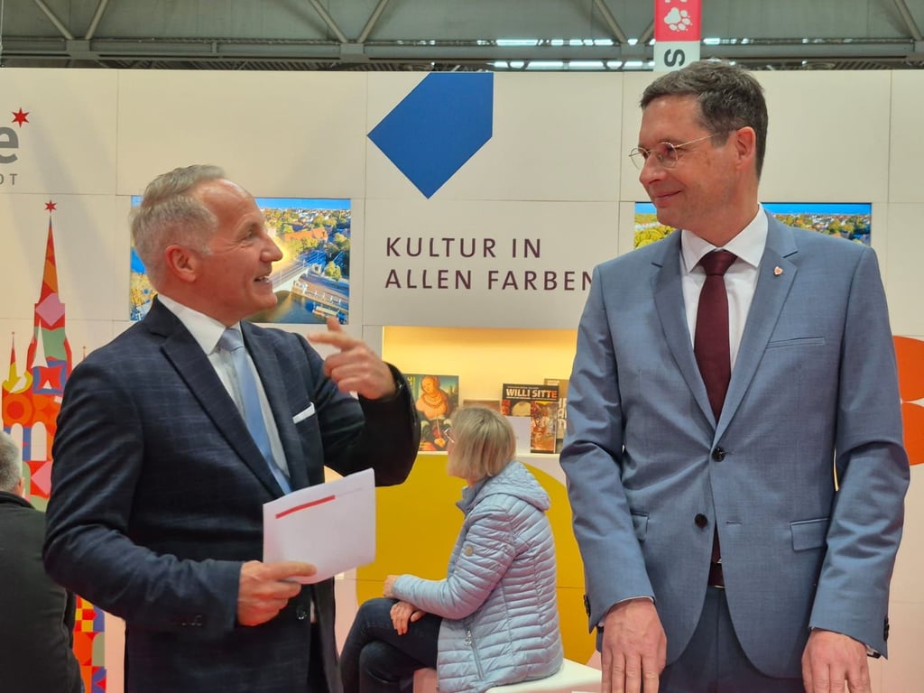 Mark Lange, Chef des Stadtmarketings, und Halles neuer OB Alexander Vogt (r.) eröffnen die Halle-Lounge auf der Leipziger Buchmesse.