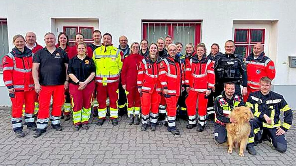 Das glückliche Rettungsteam in Möckern. Unter ihnen die Rettungshundestaffel des Salzlandkreises.