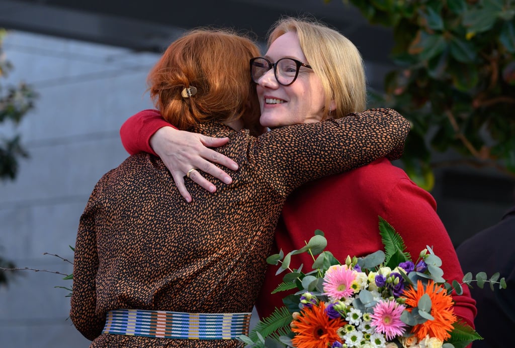 Katrin Schumacher (l), Vorsitzende der Jury, umarmt Kristine Bilkau.