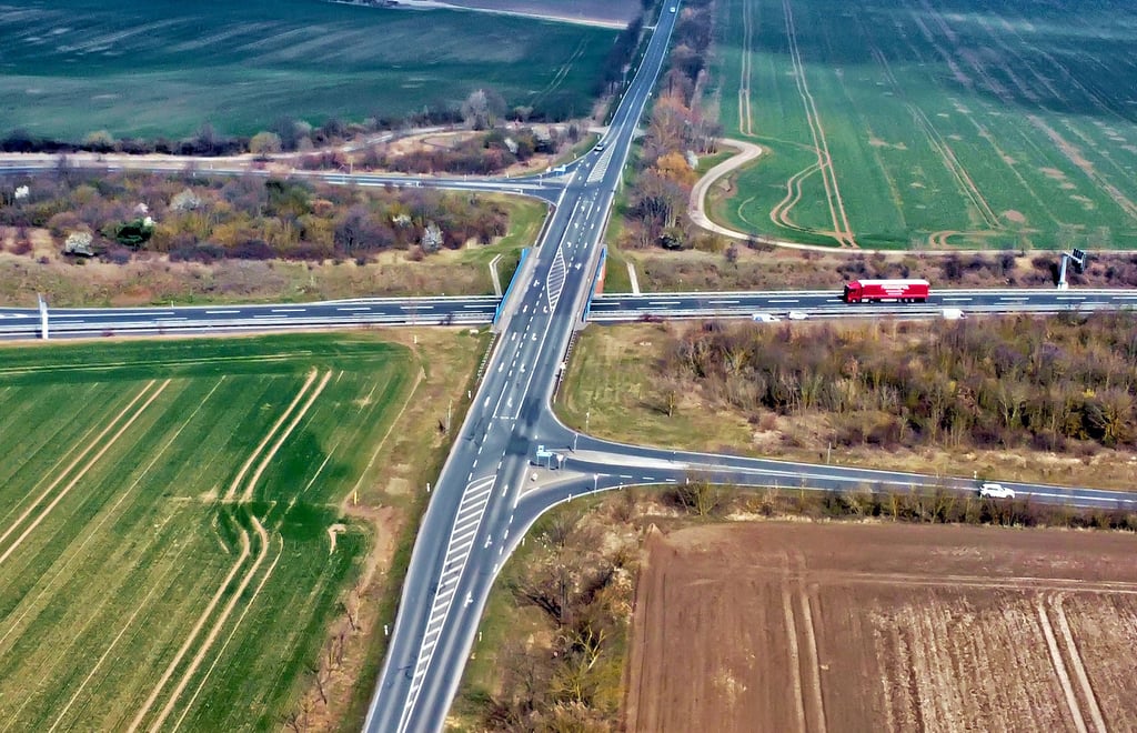 Die A36 bei Aschersleben. Könnten die bisherigen Abbiegespuren vor der Brücke zu Kreisverkehren umgestaltet werden?