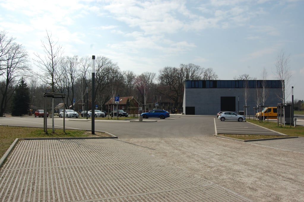 Montags ist das Museum geschlossen, der Parkplatz nahezu leer. Doch zu Spitzenzeiten reicht der Platz hier nicht aus.