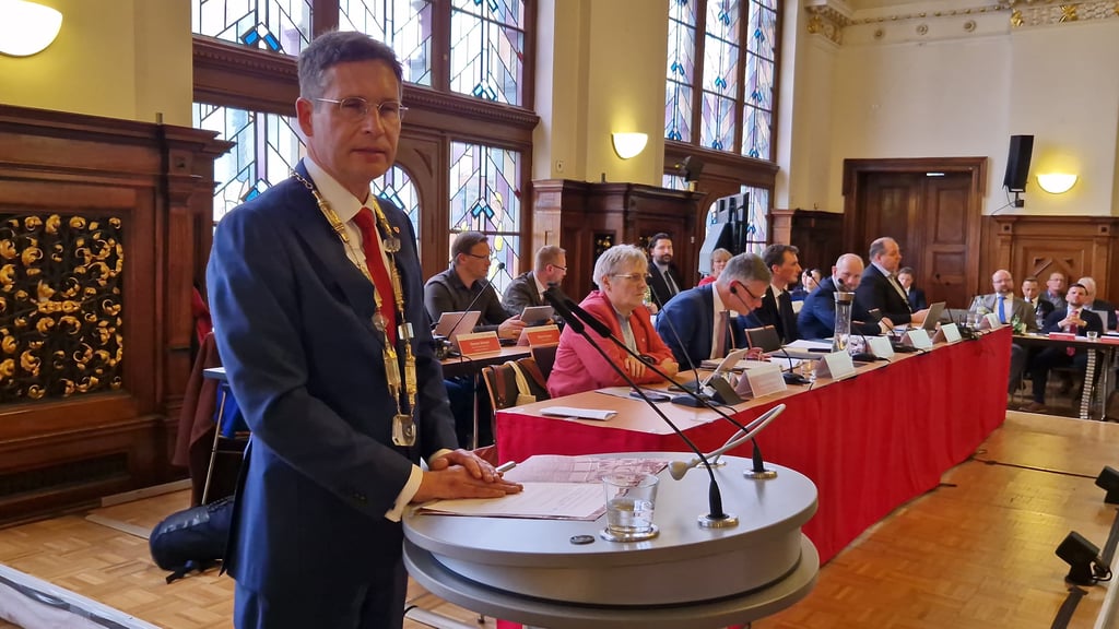 Halles neuer Oberbürgermeister Alexander Vogt (parteilos) am Mittwoch im Stadtrat.