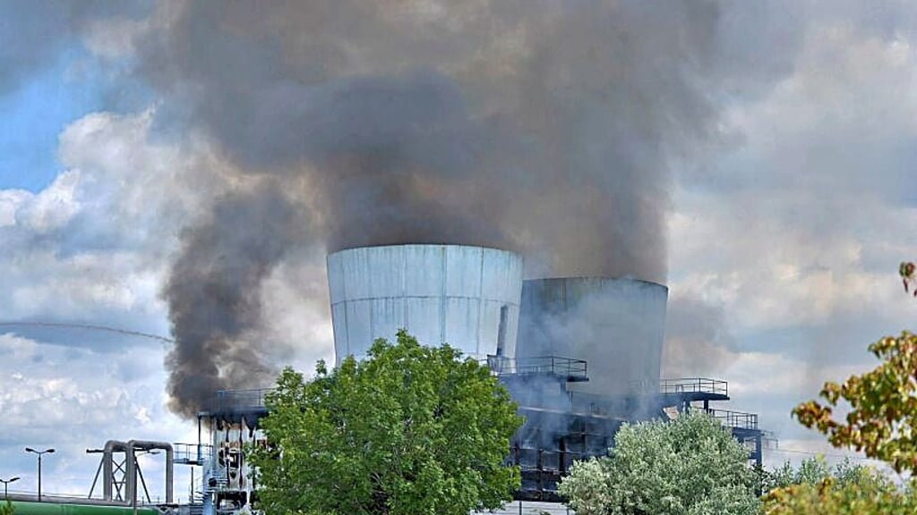Eine dichte Rauchwolke stieg über den Kühltürmen auf.