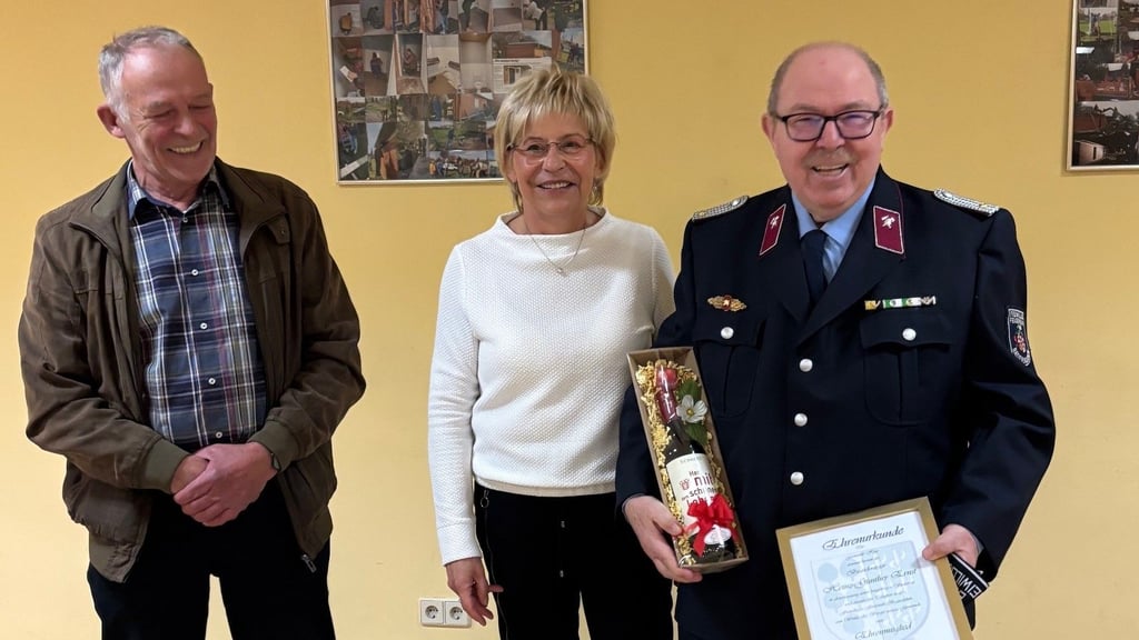 Bürgermeisterin Ute Haak und Gemeinderatsvorsitzender Klaus Moetefindt würdigen die Verdienste des langjährigen Badersleber Feuerwehrkameraden Heinz-Günther Ernst.