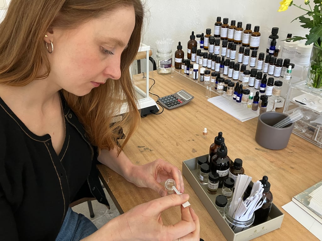 Während bestimmte Gerüche für manche Menschen angenehm sind, empfinden andere sie als unerträglich. Veronika Raupach arbeitet mit Düften.