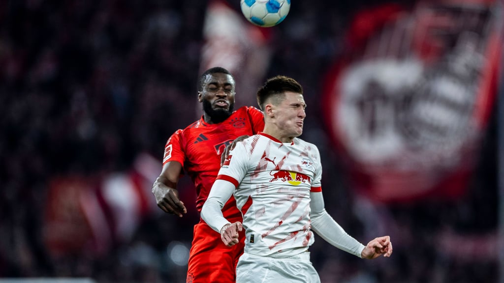 Bald Kollegen beim FC Bayern? Ex-RB-Profi Dayot Upamecano im Duell mit Benjamin Sesko
