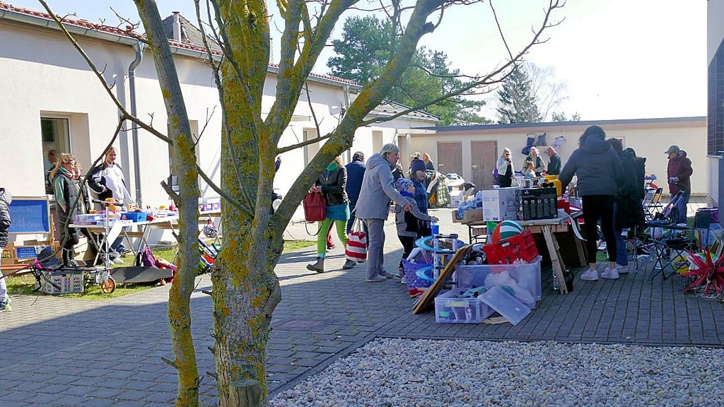 Schnäppchenjäger haben an 16 Ständen auf dem Flohmarkt die Qual der Wahl.