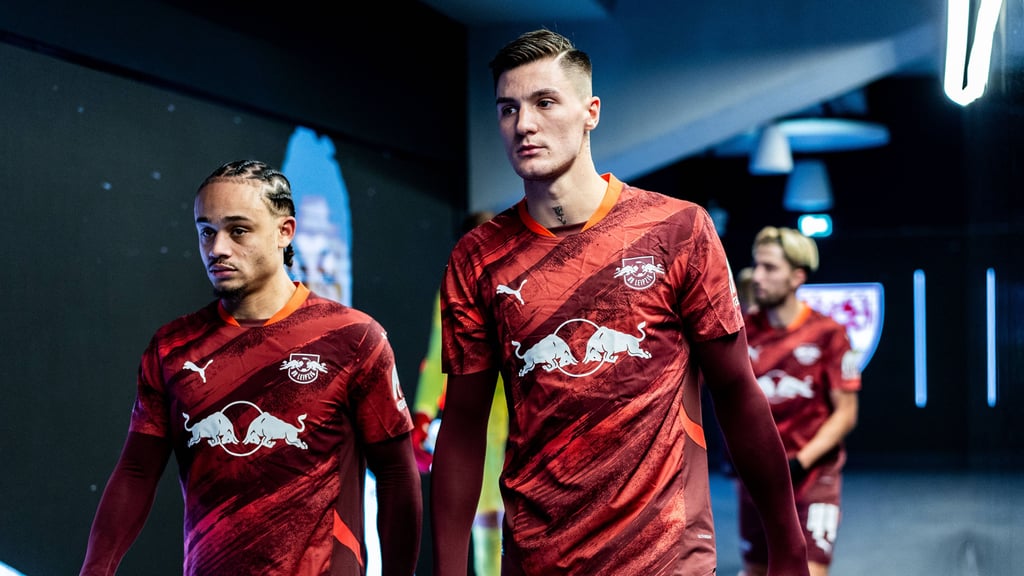 Benjamin Sesko und Xavi Simons (l.) im Spielertunnel.