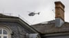 Ein Polizeihubschrauber hilft am Mittwoch bei der Suche aus der Luft und fliegt am Himmel über den Dächern von Weilburg.