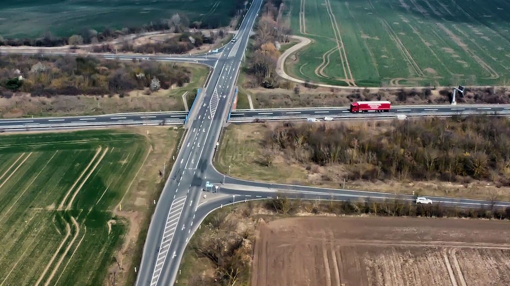 Die A36 bei Aschersleben. Könnten die bisherigen Abbiegespuren auf der B180 zu Kreisverkehren umgestaltet werden?