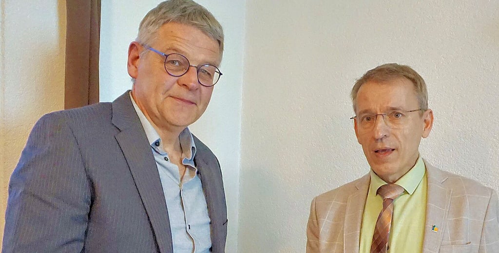 Karsten Rudolph (li.) bekommt von Schkopaus Bürgermeister Torsten Ringling die Ernennungsurkunde zum Döllnitzer Ortsbürgermeister.