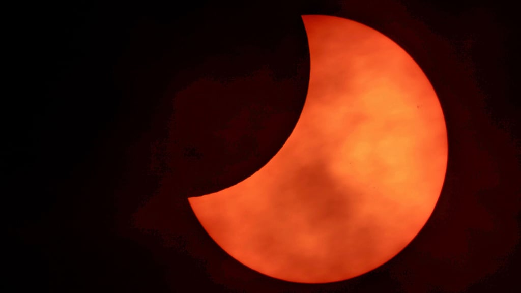 Diese Aufnahme einer partiellen Sonnenfinsternis entstand am 25. Oktober 2022.