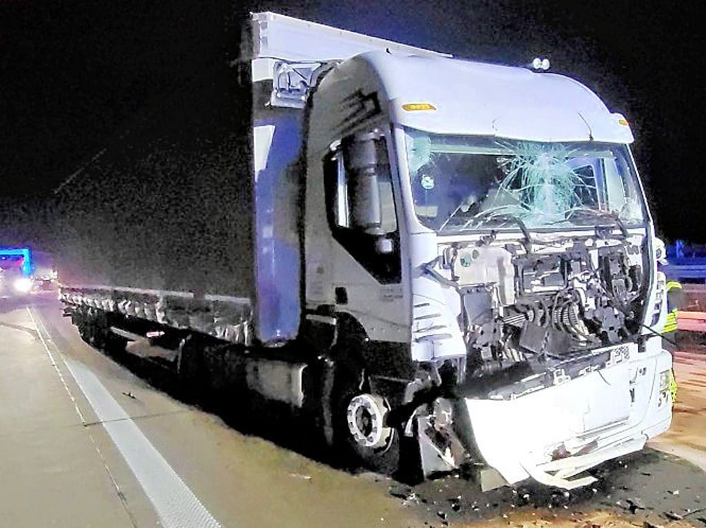 Bei einem Auffahrunfall wurde ein Lasterfahrer in seiner Fahrerkabine eingeschlossen.