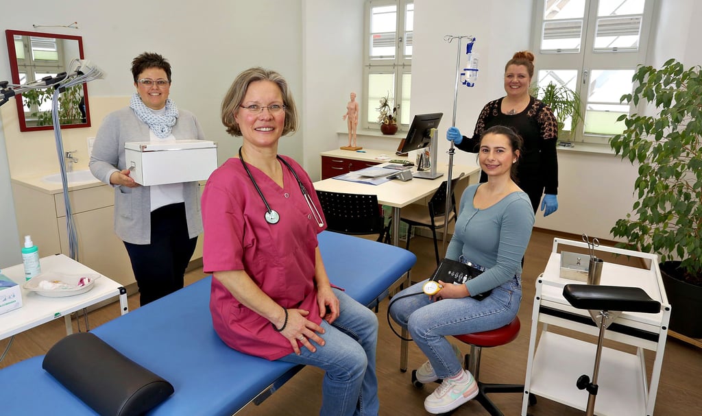 Allgemeinmedizinerin Ulrike Domann (vorn) eröffnet mit ihren Mitarbeiterinnen Schwester Melanie (links), Julia (hinten rechts) und Schwester Beatrice ihre Praxis im ehemaligen Regierungsgebäude.