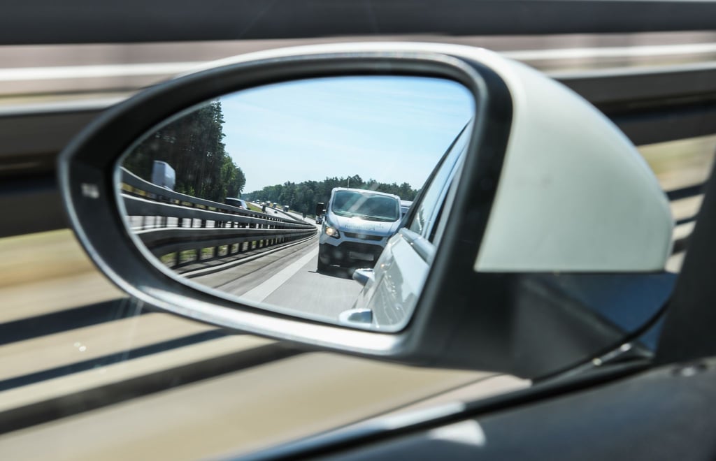 Alles im Blick? Wenn die Rückspiegel des Autos gut justiert sind, dann reduzieren Autofahrer die Gefahr, andere zu übersehen.