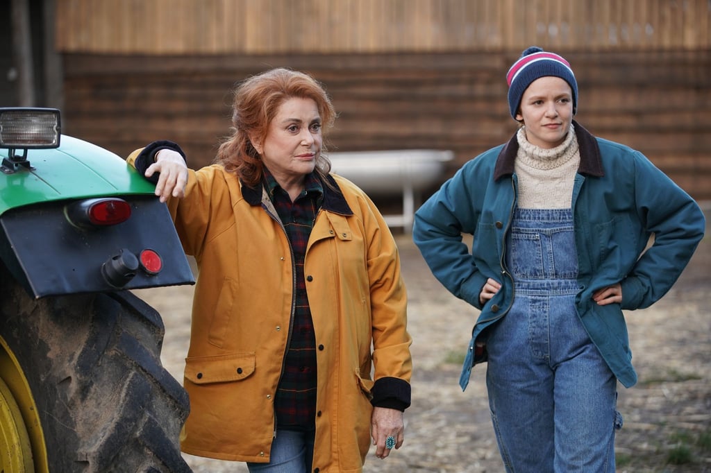 Catherine Deneuve (l) als Solange und Morgan Saylor als ihre Enkelin Charlie in einer Szene des Films „Funny Birds - Das Gelbe vom Ei“.