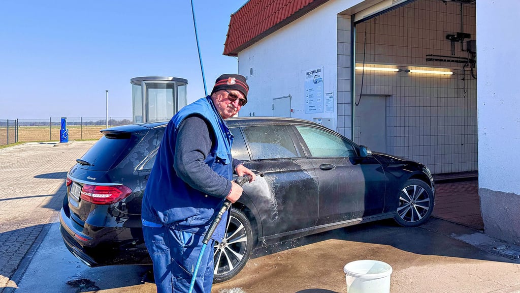 Bevor die Maschine übernimmt, greifen Kai Furchner oder sein Kollege zur Hochdrucklanze: In Bergwitz beginnt die Autowäsche noch per Hand. Dieser Service wird inzwischen immer seltener – auch im Landkreis Wittenberg.