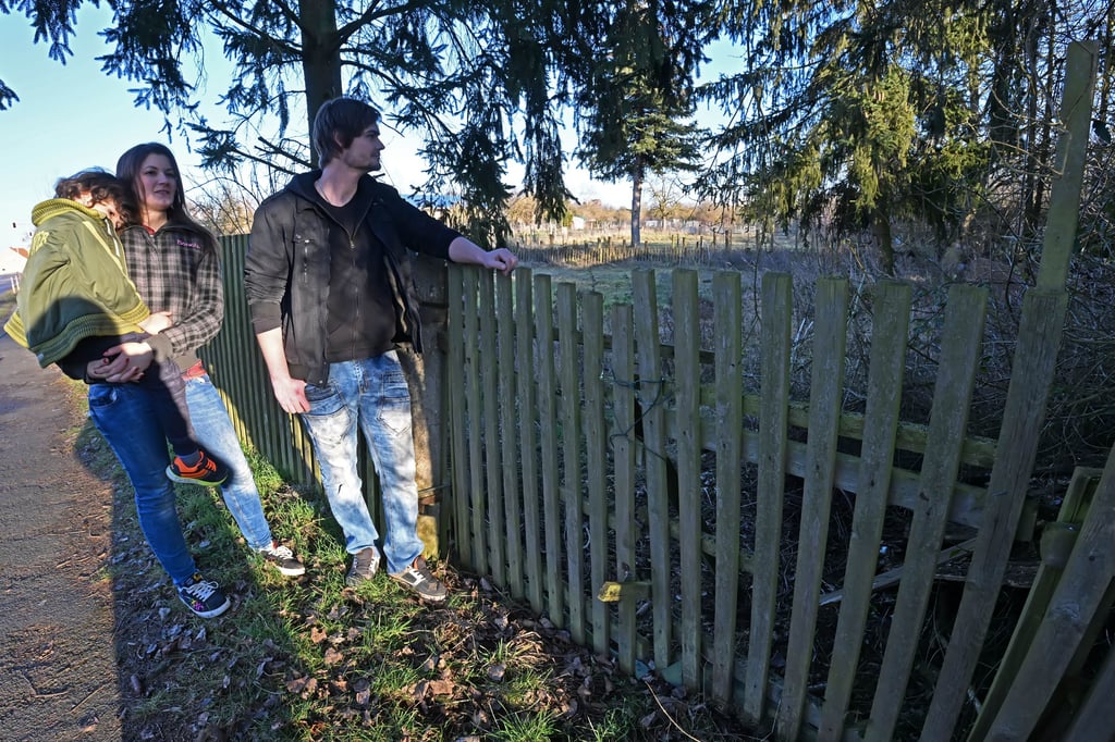 Jessica Bonk, Markus Kortum und Söhnchen Jannes wollen aus den alten Schrebergärten ein Naherholungsgebiet für den Ort machen.