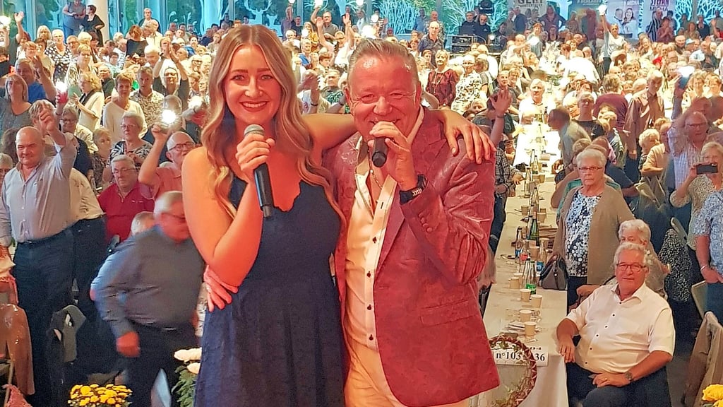 Während eines Auftrittes in Frankreich. Als Duo singt Natalie Lament gemeinsam mit Stefan Micha.