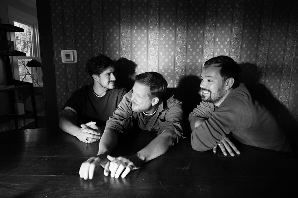 Mumford & Sons besinnen sich mit „Rushmere“ auf ihre Anfänge.