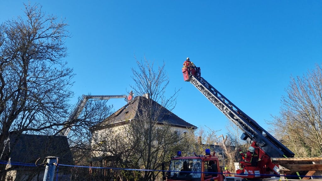 Blick auf die Lösch- und Sicherungsarbeiten am Brandobjekt in der Humperdinckstraße.