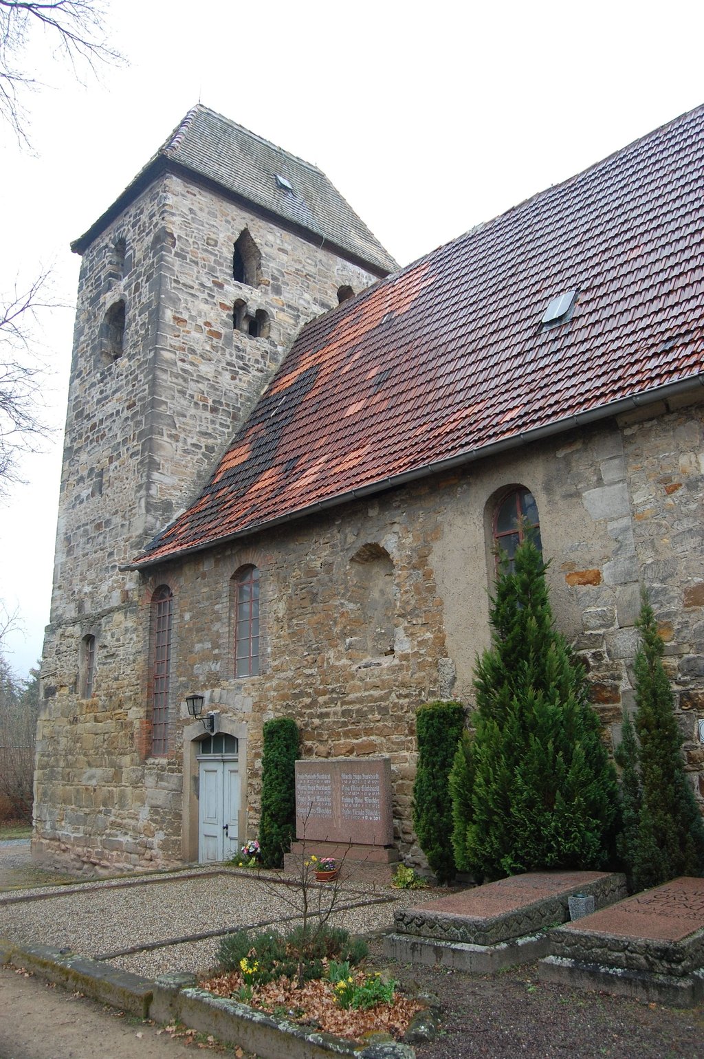 In der Röckener Kirche wurde der Philosoph Friedrich Nietzsche getauft. Hier, im Bild vorn rechts, liegt er auch begraben.