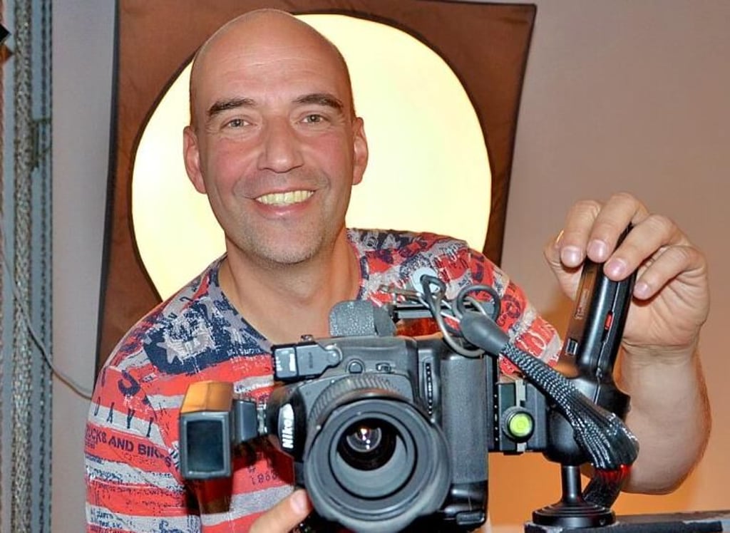 Matthias Urban ist Fotograf in Schönebeck. Auf die ab Mai geltenden neuen Regeln rund um Passbilder blickt er mit Sorge.