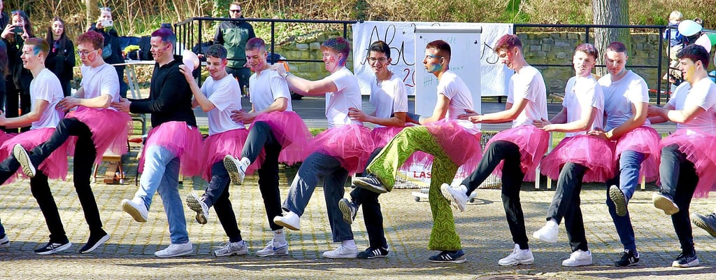 Das Männerballett der Caroliner führte einen Cancan auf.