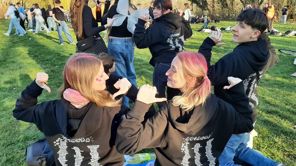 Viele Abiturienten trugen die extra für den letzten Schultag bedruckten Klamotten.