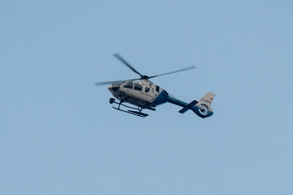 Ein Polizeihubschrauber war am Abend des 28. März im Magdeburger Stadtpark im Einsatz.
