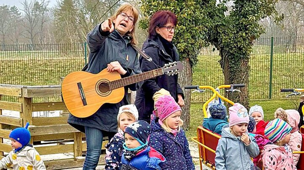 Erzieherin Britta Walther zeigt, wo die trockene Eiche steht.