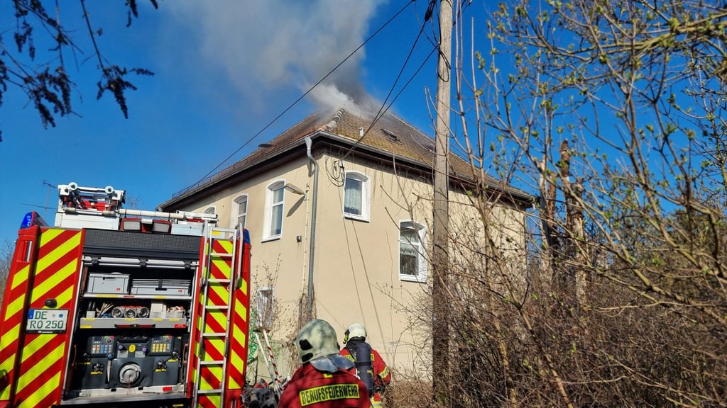 Qualm steigt aus dem Haus in der Dessauer Humperdinckstraße.