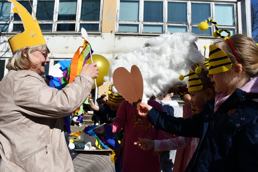 Die Magdeburger Kita-Leiterin Beate Vogler wird von den Kindern der Kita Bussi Bär verabschiedet.