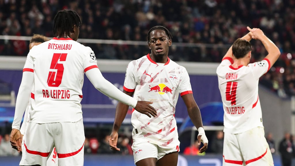 El Chadaille Bitshiabu (l.) und Castello Lukeba (Mitte.).