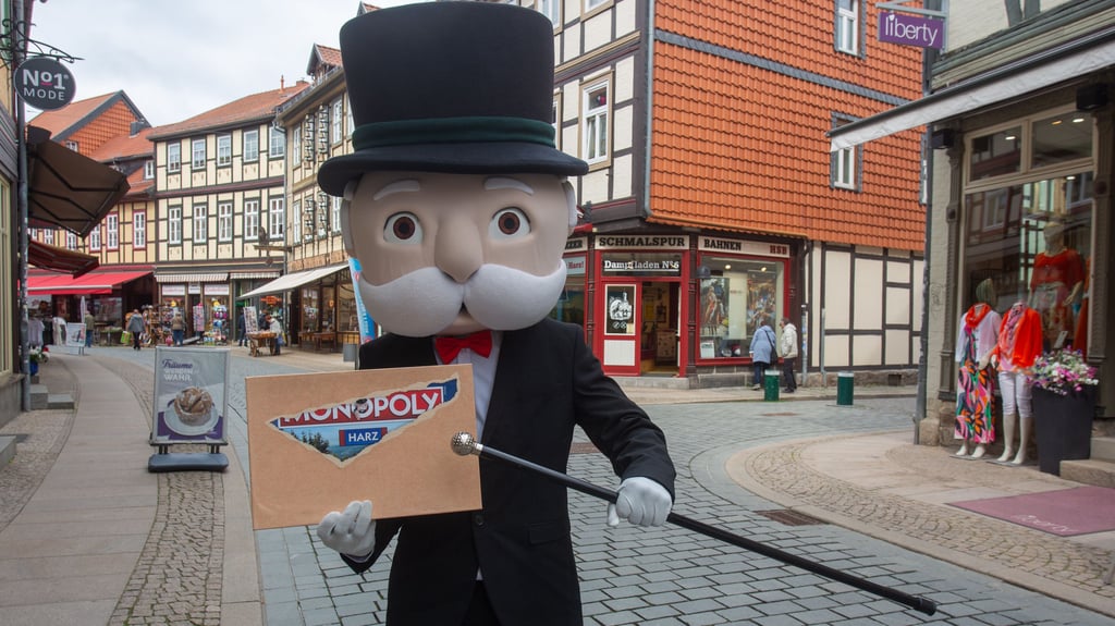 Maskottchen Mr. Monopoly war im Mai 2024 auf einer Promo-Tour zur Harz-Edition unter anderem in Wernigerode unterwegs.